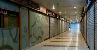 দুই সপ্তাহ ধরে রাজধানীর মোবাইল মার্কেটে তালা, গ্রেপ্তার আতঙ্কে ঘরছাড়া ব্যবসায়ীরা